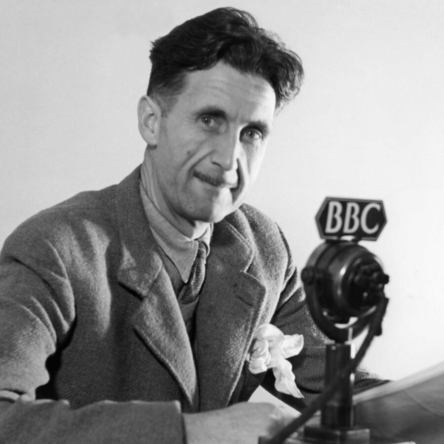 George Orwell com microfone da BBC | © BBC