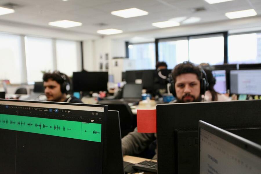 Edição é praticamente artesanal; processos da indústria audiovisual são incorporados | © Tocalivros Edição é praticamente artesanal; processos da indústria audiovisual são incorporados | © Tocalivros