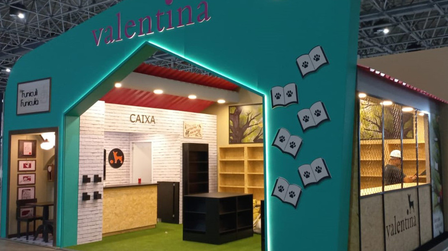 Estande da Valentina na Bienal do Livro Rio 2023, ainda em fase de montagem | © Valentina
