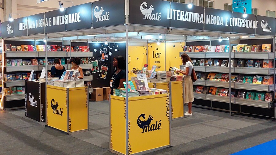 Estande da Editora Malê na Bienal do livro da Bahia 2022 | © Malê
