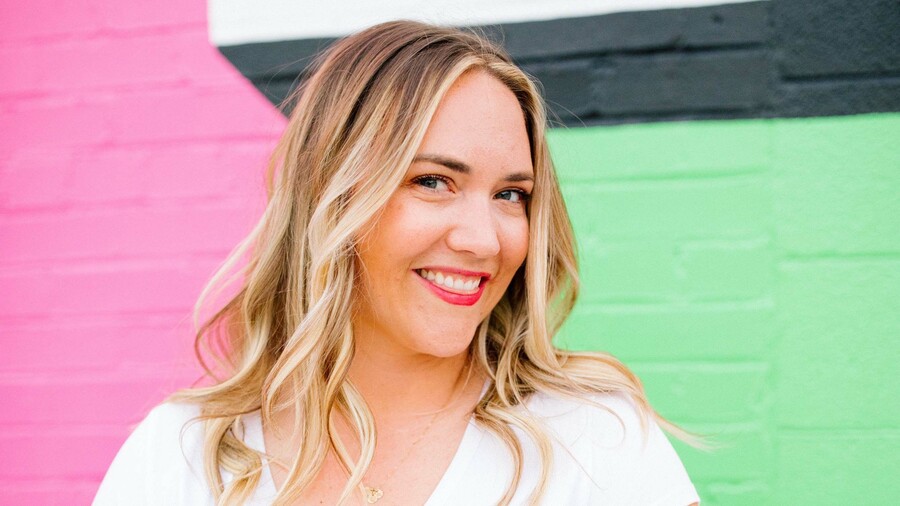 Jenna Evans Welch é uma das principais atrações da Intrínseca para a Bienal do Livro Rio | © Samantha Pierson