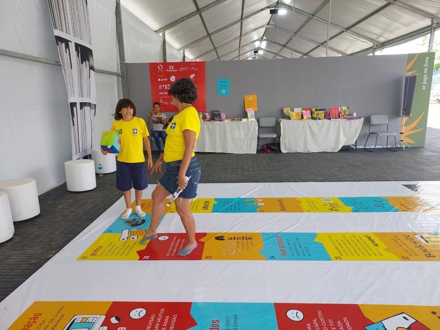 Jogo de tabuleiro 'Se Joga no Livro' estará na Bienal do Livro Rio | © Oficina Raquel