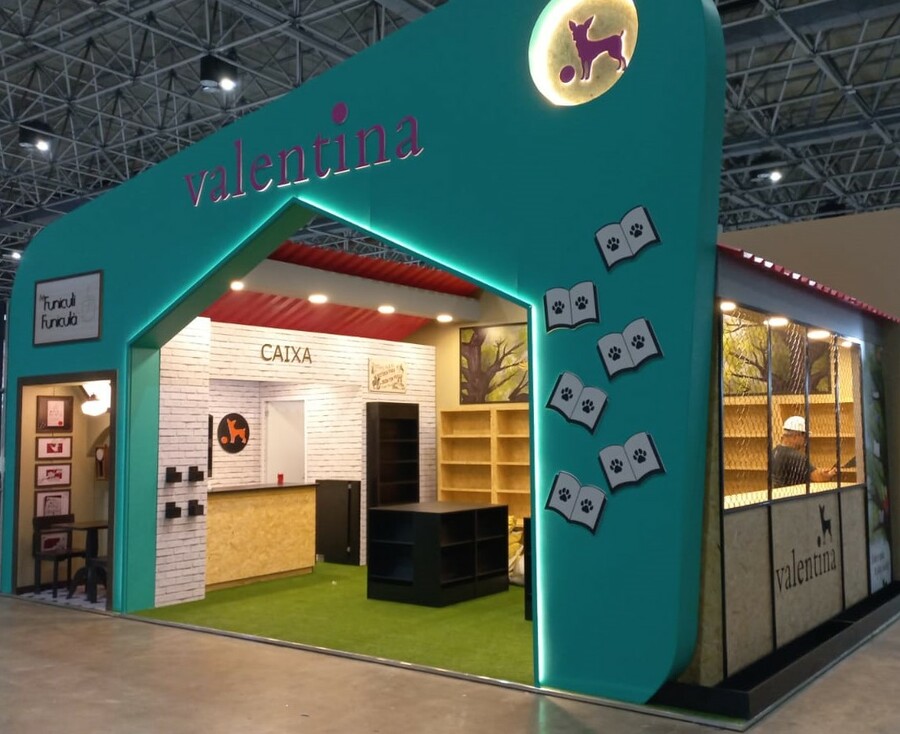 Estande da Valentina na Bienal do Livro Rio 2023, ainda em fase de montagem | © Valentina Estande da Valentina na Bienal do Livro Rio 2023, ainda em fase de montagem | © Valentina