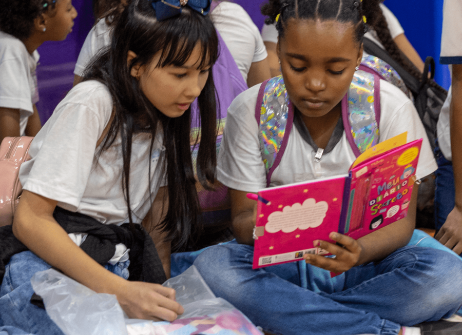 Crianças com livro @ Divulgação Bienal do Livro do Rio