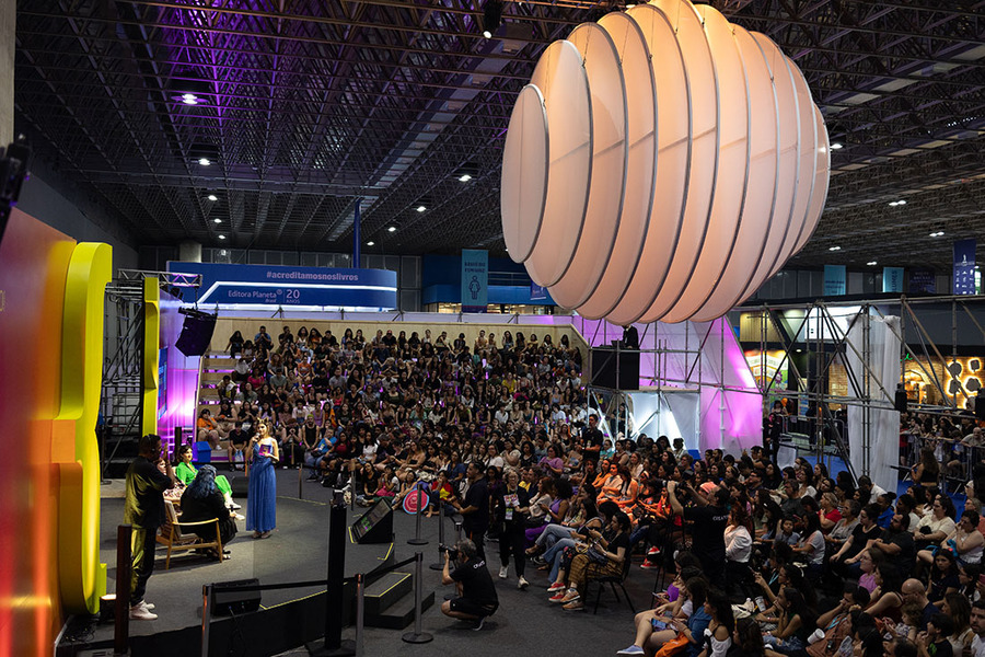 Público lotou o espaço para receber as autoras na Bienal | © Bienal do Livro Rio Público lotou o espaço para receber as autoras na Bienal | © Bienal do Livro Rio