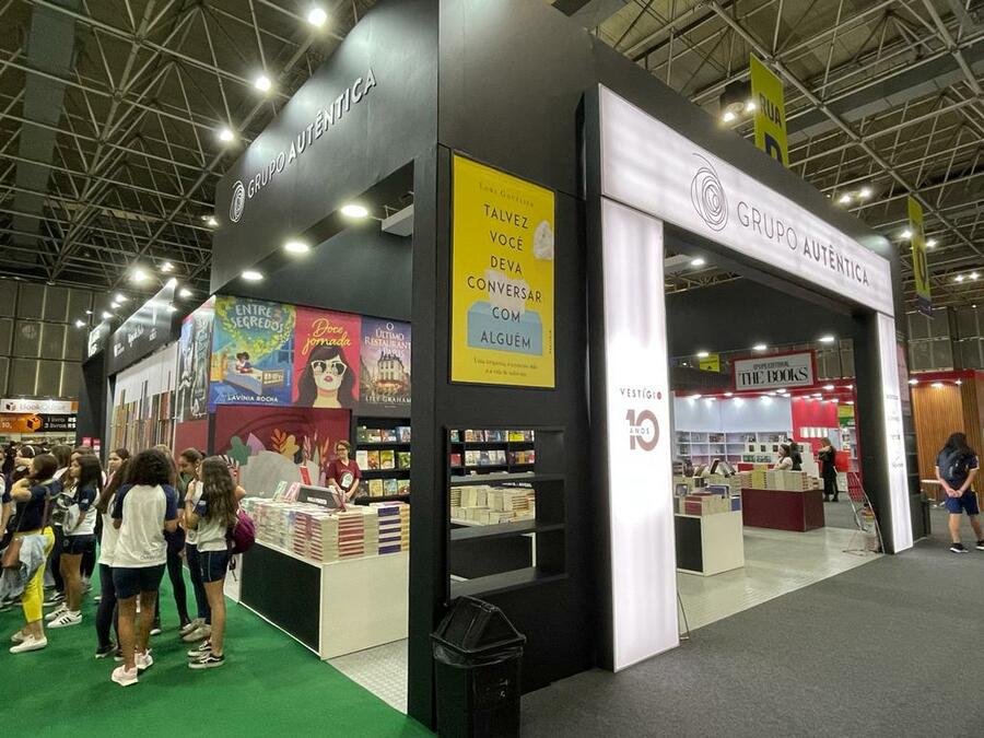 Estande do Grupo Autêntica na Bienal do Livro Rio 2023 | © Autêntica