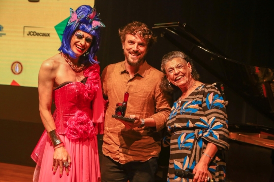 Entrega do troféu de Melhor Literatura do Prêmio Cidadania em Respeito à Diversidade LGBT+ de 2022 © Divulgação APOLGBT-SP 