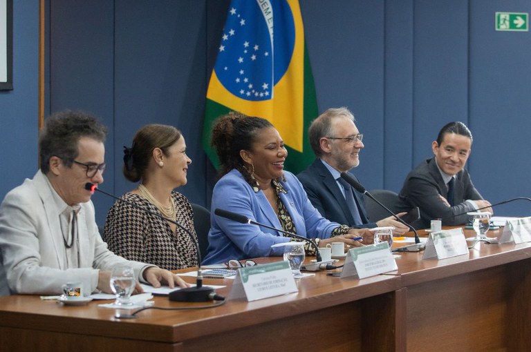 Ministra Margareth Menezes, ao centro, no lançamento do edital | © Filipe Araújo/MinC