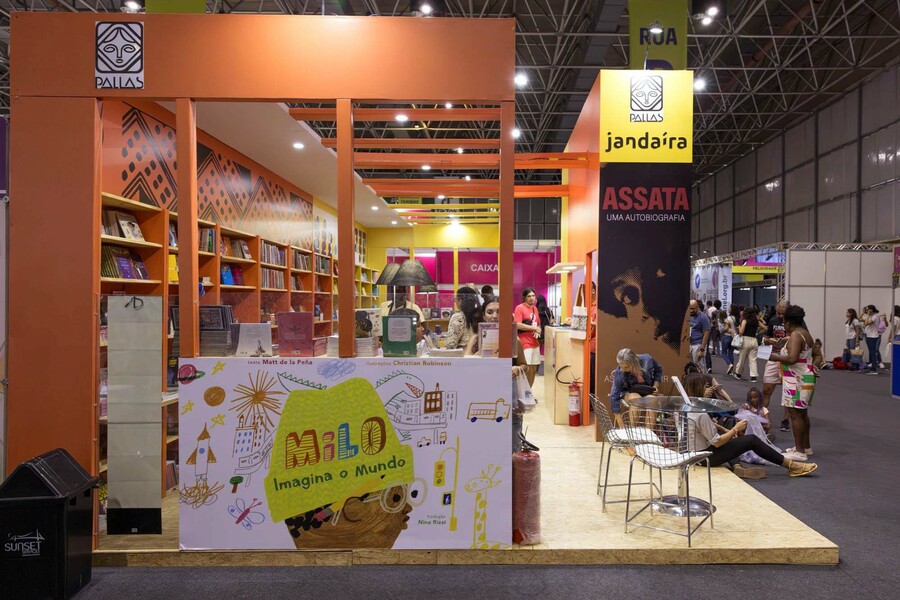 Estande das editoras Pallas e Jandaíra, na Bienal do Livro Rio 2023 | © Belmira Comunicação Estande das editoras Pallas e Jandaíra, na Bienal do Livro Rio 2023 | © Belmira Comunicação