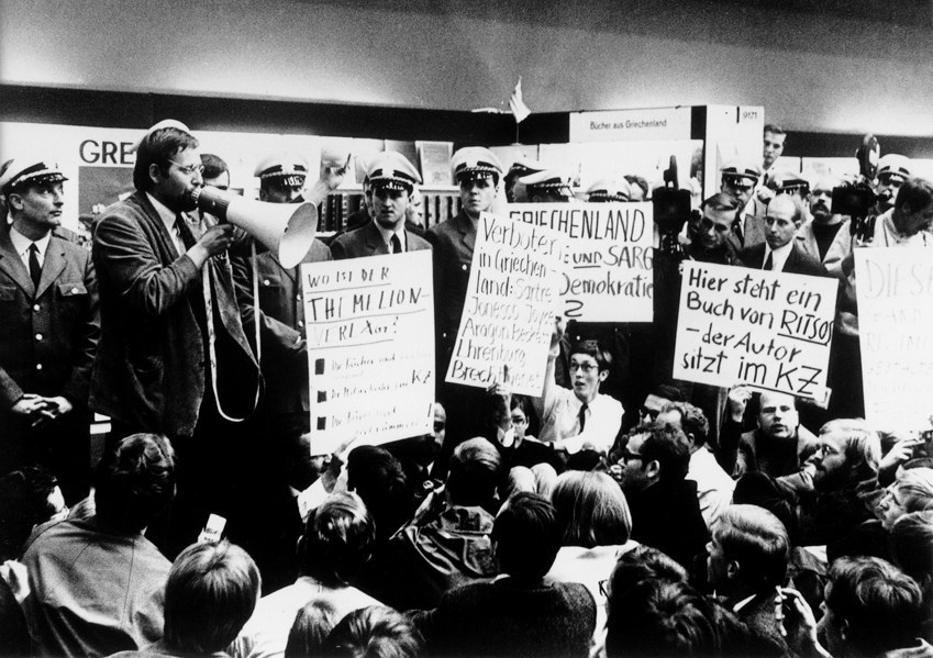 Estudantes protestam na Feira de Frankfurt em 1967; evento deste ano lembrará histórias | © picture-alliance / dpa / Helmut Heuse Estudantes protestam na Feira de Frankfurt em 1967; evento deste ano lembrará histórias | © picture-alliance / dpa / Helmut Heuse
