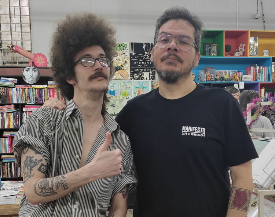 Fábio Vermelho e Andrei Simões na Itiban Comic Shop em Curitiba; dupla lança novo livro | © Arquivo pessoal Fábio Vermelho e Andrei Simões na Itiban Comic Shop em Curitiba; dupla lança novo livro | © Arquivo pessoal