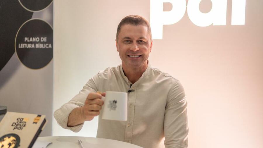 Junior Rostirola, autor de 'Café com Deus pai' | © Divulgação Junior Rostirola, autor de 'Café com Deus pai' | © Divulgação