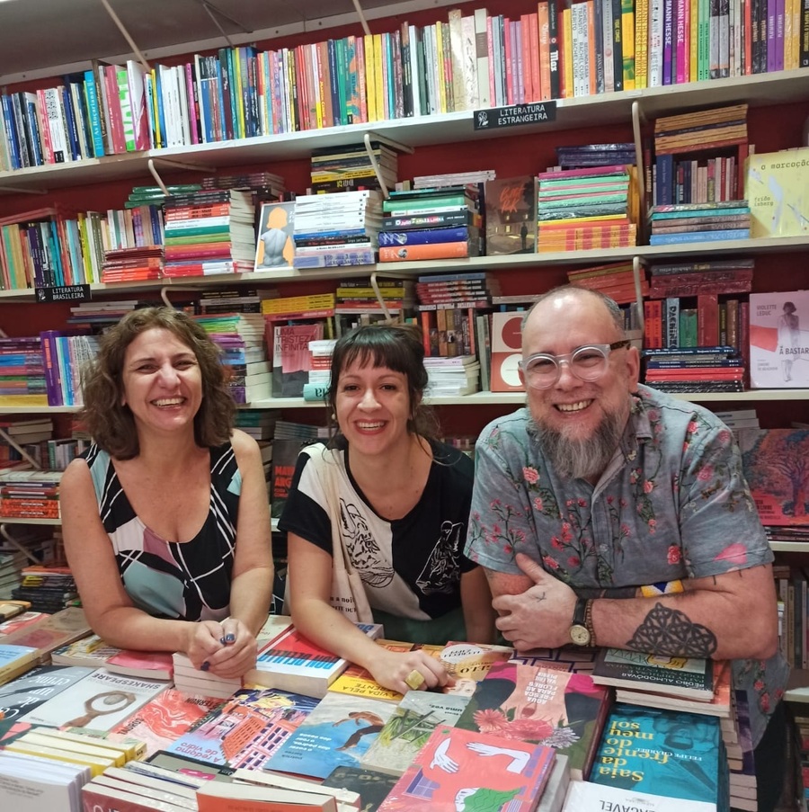 Claudia Massini, Maíra Nassif e Alencar Perdião na Livraria Quixote, em BH | © Relicário Claudia Massini, Maíra Nassif e Alencar Perdião na Livraria Quixote, em BH | © Relicário