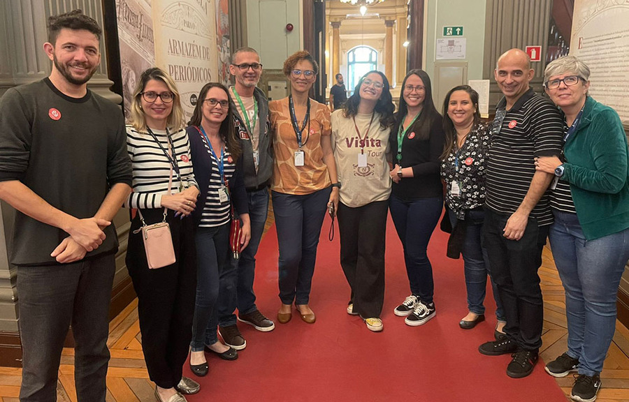 A intérprete Camila Pinheiro e o primeiro grupo de visita guiada em libras