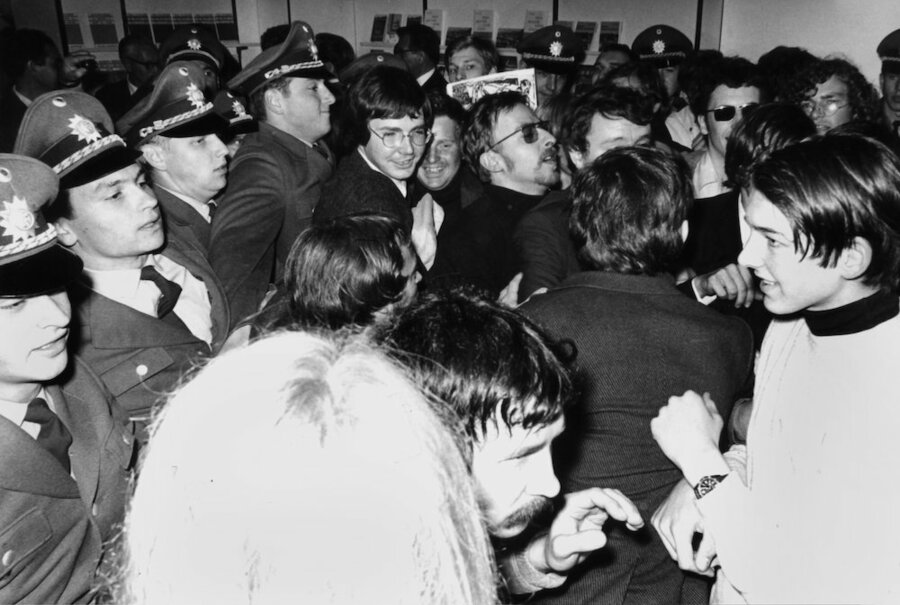 Daniel Cohn-Bendit (ao centro) entre cerca de 150 manifestantes que protestaram em 20 de setembro de 1968, durante a Feira do Livro de Frankfurt, na Sala V, contra o Ministro das Finanças Federal, Strauß (CSU) | © picture-alliance / dpa | Roland Witschel