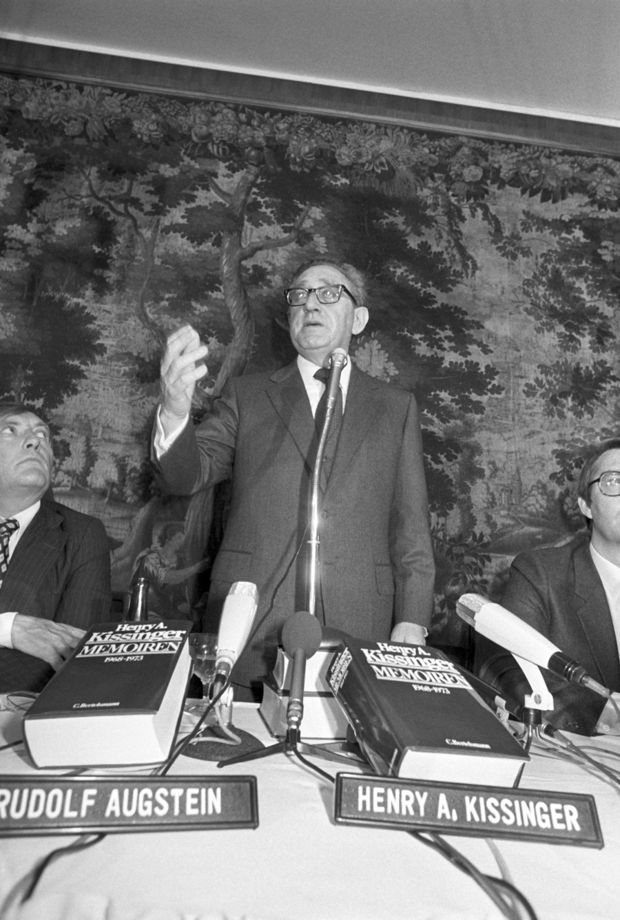 O ex-Secretário de Estado dos Estados Unidos, Henry Kissinger, apresenta suas memórias na Feira do Livro Internacional em Frankfurt am Main em 12 de outubro de 1970 | © picture-alliance/ dpa | Manfred Rehm O ex-Secretário de Estado dos Estados Unidos, Henry Kissinger, apresenta suas memórias na Feira do Livro Internacional em Frankfurt am Main em 12 de outubro de 1970 | © picture-alliance/ dpa | Manfred Rehm