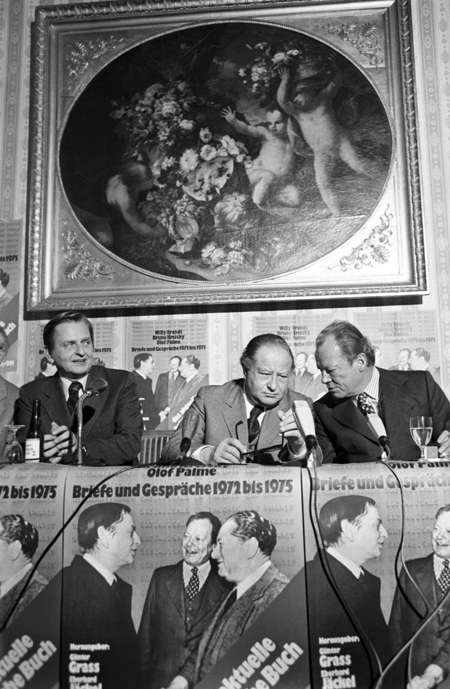 Im Rahmen der Frankfurter Buchmesse die drei führenden europäischen Sozialdemokraten (von links nach rechts): Olof Palme (schwedischer Premierminister), Bruno Kreisky (österreichischer Bundeskanzler) und Willy Brandt (Vorsitzender der Sozialdemokratischen Partei und ehemaliger Bundeskanzler) am 9. Oktober 1972 während einer Pressekonferenz |  © Image Alliance / Heinz Wieseler
