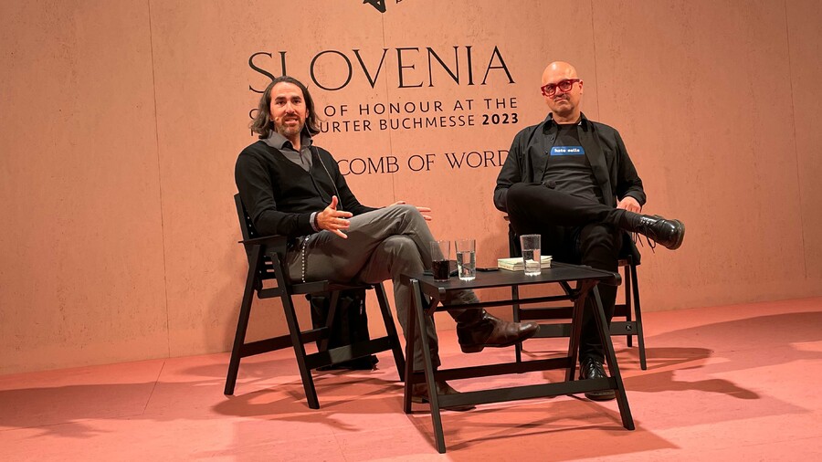 Vuk Ćosić, à direita, falou sobre seu trabalho com arte, literatura e inteligência artificial | © Guilherme Sobota Vuk Ćosić, à direita, falou sobre seu trabalho com arte, literatura e inteligência artificial | © Guilherme Sobota