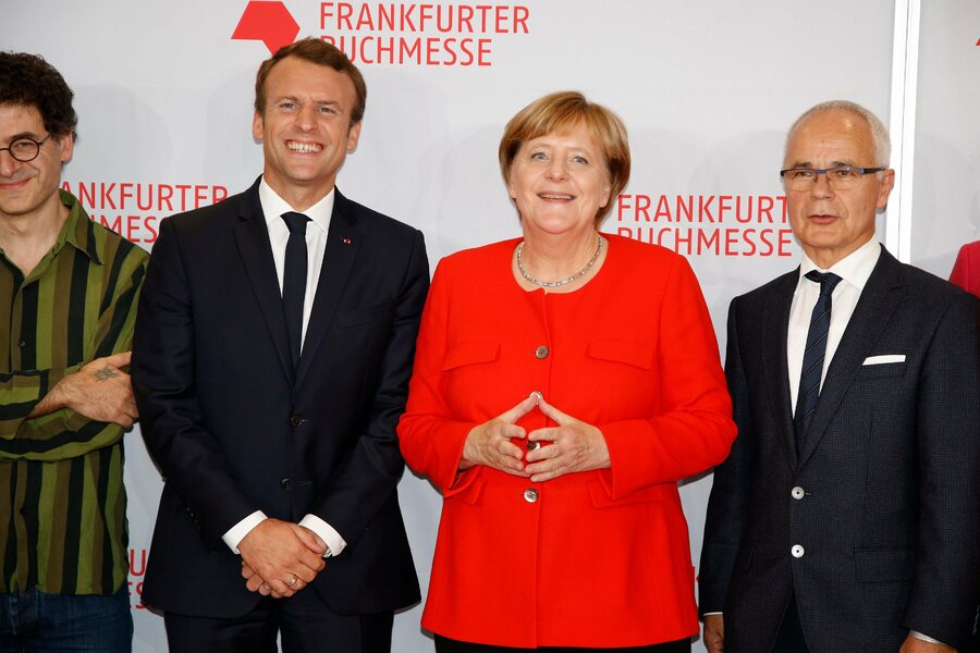 Macron e Merkel na Feira de Frankfurt em 2017 | © DPA