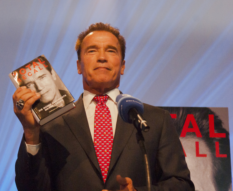 Arnold Schwarzenegger apresenta sua autobiografia Arnold Schwarzenegger apresenta sua autobiografia