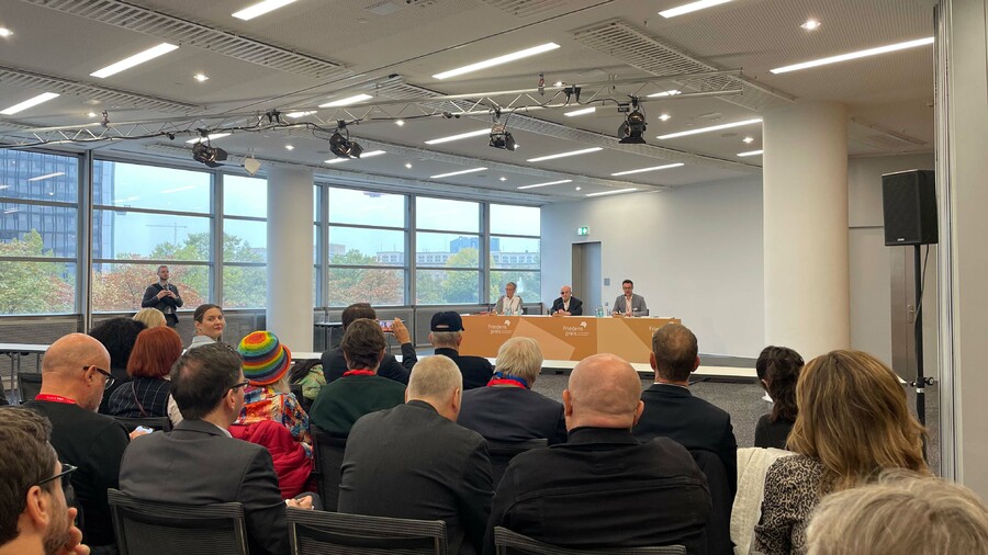 No domingo, autor vai falar ao público da Feira | © Guilherme Sobota No domingo, autor vai falar ao público da Feira | © Guilherme Sobota