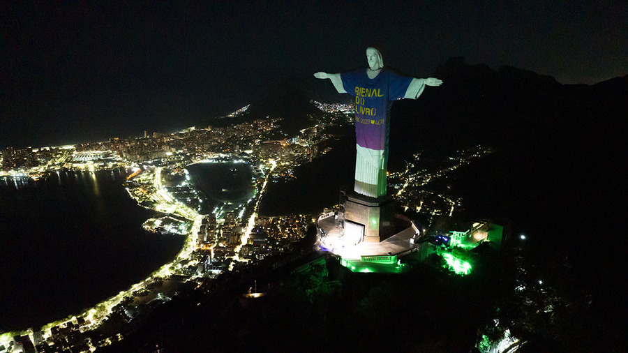 Durante a Bienal em 2023, Cristo Redentor homenageou o evento | © Rob Kattan / Santuário Arquidiocesano Cristo Redentor