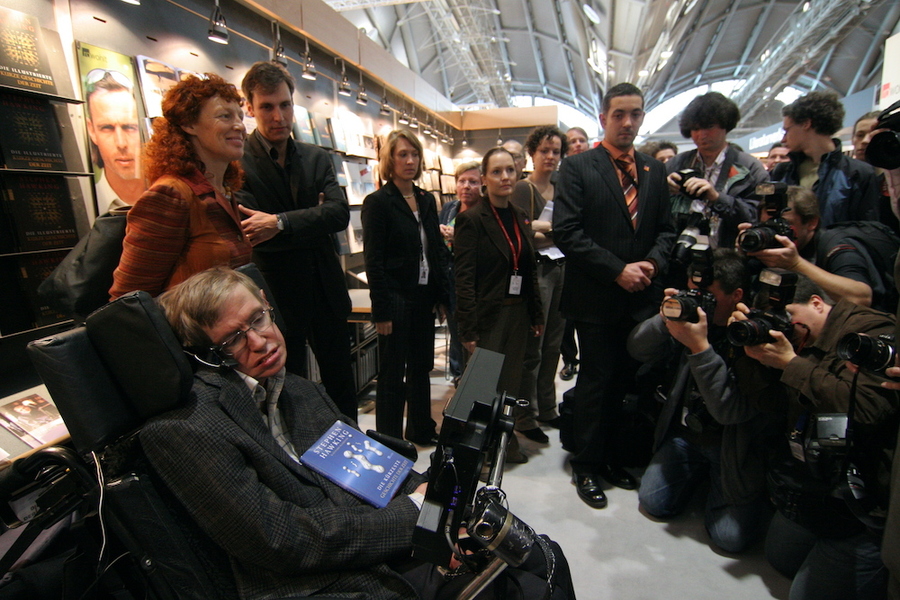 Stephen Hawking wird auf der Frankfurter Messe 2005 fotografiert |  © Peter Hirth/FB