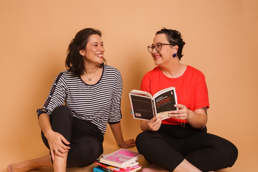 Carol Passos e Stefani Ceolla são fundadoras do Posfácio Hub de Jornalismo em Áudio | © Rafaela Martins/Divulgação Carol Passos e Stefani Ceolla são fundadoras do Posfácio Hub de Jornalismo em Áudio | © Rafaela Martins/Divulgação
