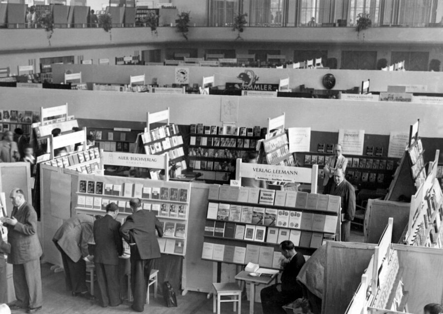 Blick in einen der Ausstellungsräume.  Am 25. September 1952 wurde IV.  Seit dem Ende des Zweiten Weltkriegs wurde die Internationale Buchmesse Frankfurt eröffnet.  853 in- und ausländische Verlage präsentierten 36.000 Bücher |  © image Alliance / Richard Koll