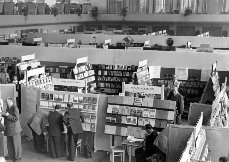 Visão de uma das salas de exposição. Em 25 de setembro de 1952, a IV. Feira Internacional do Livro de Frankfurt desde o final da Segunda Guerra Mundial foi inaugurada. 853 editoras nacionais e estrangeiras apresentaram 36.000 livros | © picture-alliance / Richard Koll