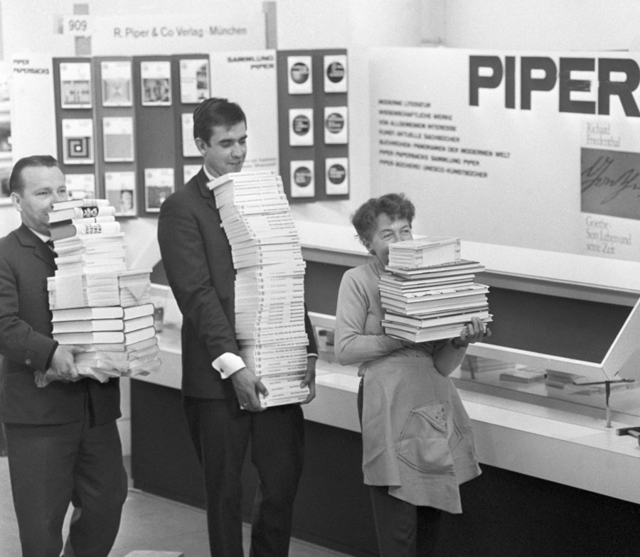 Verleger tragen Bücher auf der Messe 1963 |  © DPA