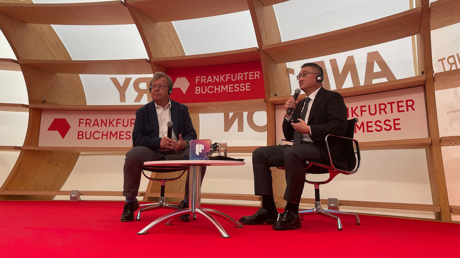 Rüdiger Wischenbart e Hou Xiaonan na Feira de Frankfurt | © Guilherme Sobota Rüdiger Wischenbart e Hou Xiaonan na Feira de Frankfurt | © Guilherme Sobota