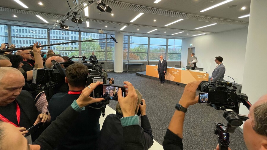 Salman Rushdie em entrevista coletiva nesta sexta-feira, em Frankfurt | © Guilherme Sobota Salman Rushdie em entrevista coletiva nesta sexta-feira, em Frankfurt | © Guilherme Sobota