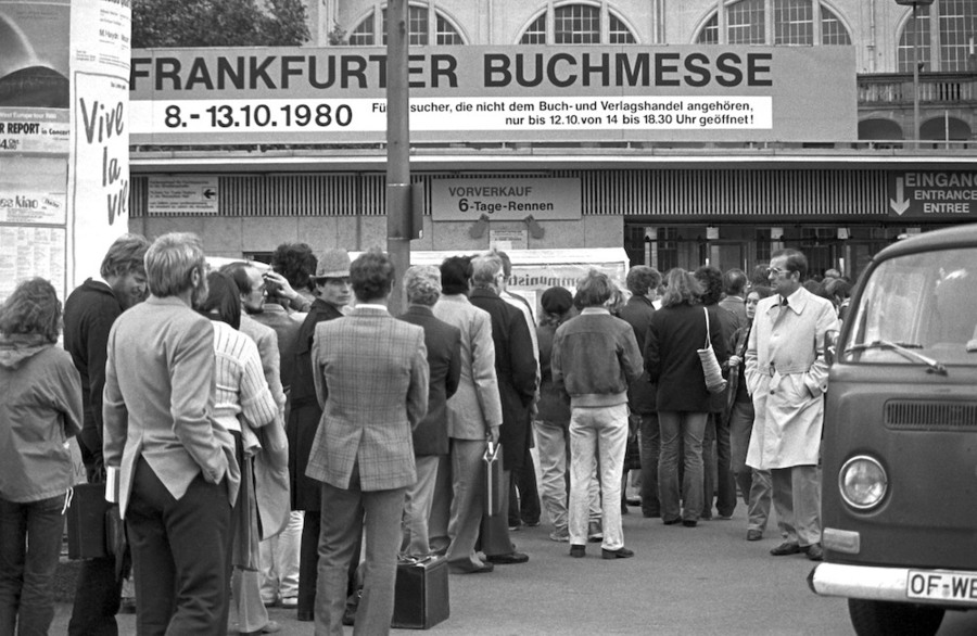 Eine lange Menschenschlange am Mittwochmorgen (10.08.1980) vor dem Messegebäude, in dem die Internationale Buchmesse in Frankfurt am Main stattfindet |  © picture-alliance/ dpa |  Karl Graf von Castell-Rüdenhausen