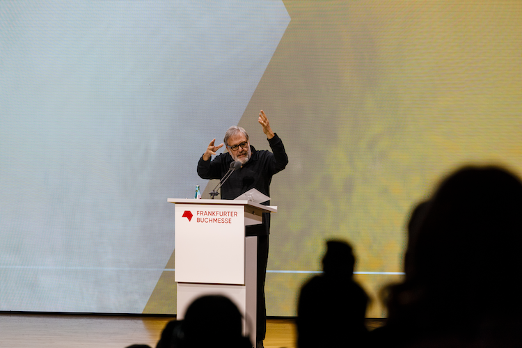 Slavoj Zizek na abertura da Feira de Frankfurt 2023 | © Marc Jacquemin / FB Slavoj Zizek na abertura da Feira de Frankfurt 2023 | © Marc Jacquemin / FB