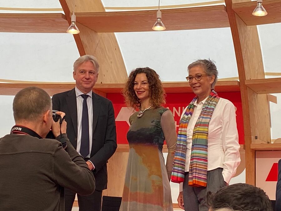 Juergen Boos, Gaia Vince e Karin Schmidt-Friderichs na coletiva de abertura da Feira de Frankfurt 2023 | © Talita Facchini