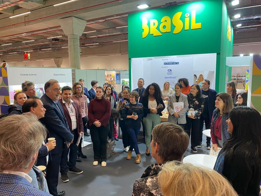 Rodada de matchmaking no estande do Brasil na Feira de Frankfurt 2023 | © Brazilian Publishers Rodada de matchmaking no estande do Brasil na Feira de Frankfurt 2023 | © Brazilian Publishers
