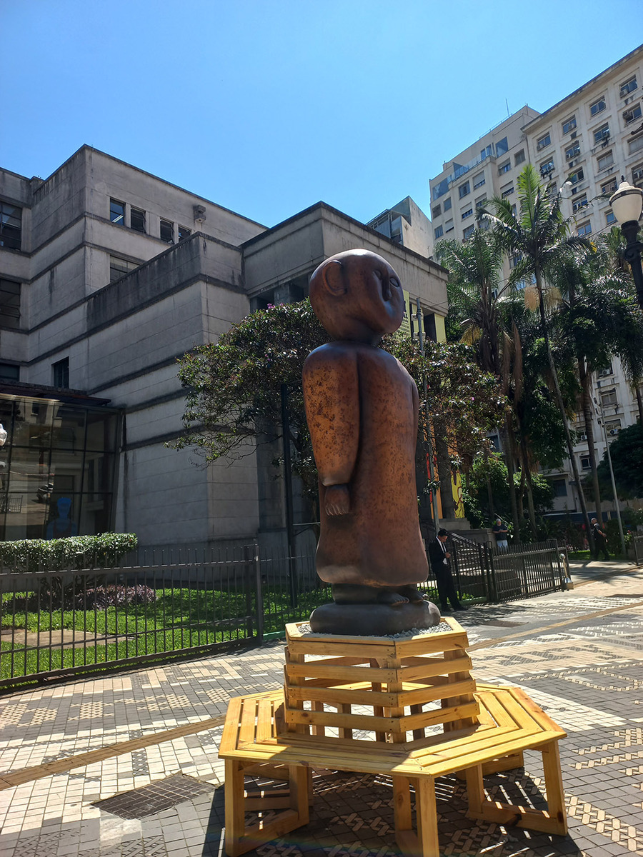 Triedros espalhados pelo entorno da instituição - com fotos recém-tiradas dos itens coletados pela Missão de Pesquisas Folclóricas Triedros espalhados pelo entorno da instituição - com fotos recém-tiradas dos itens coletados pela Missão de Pesquisas Folclóricas
