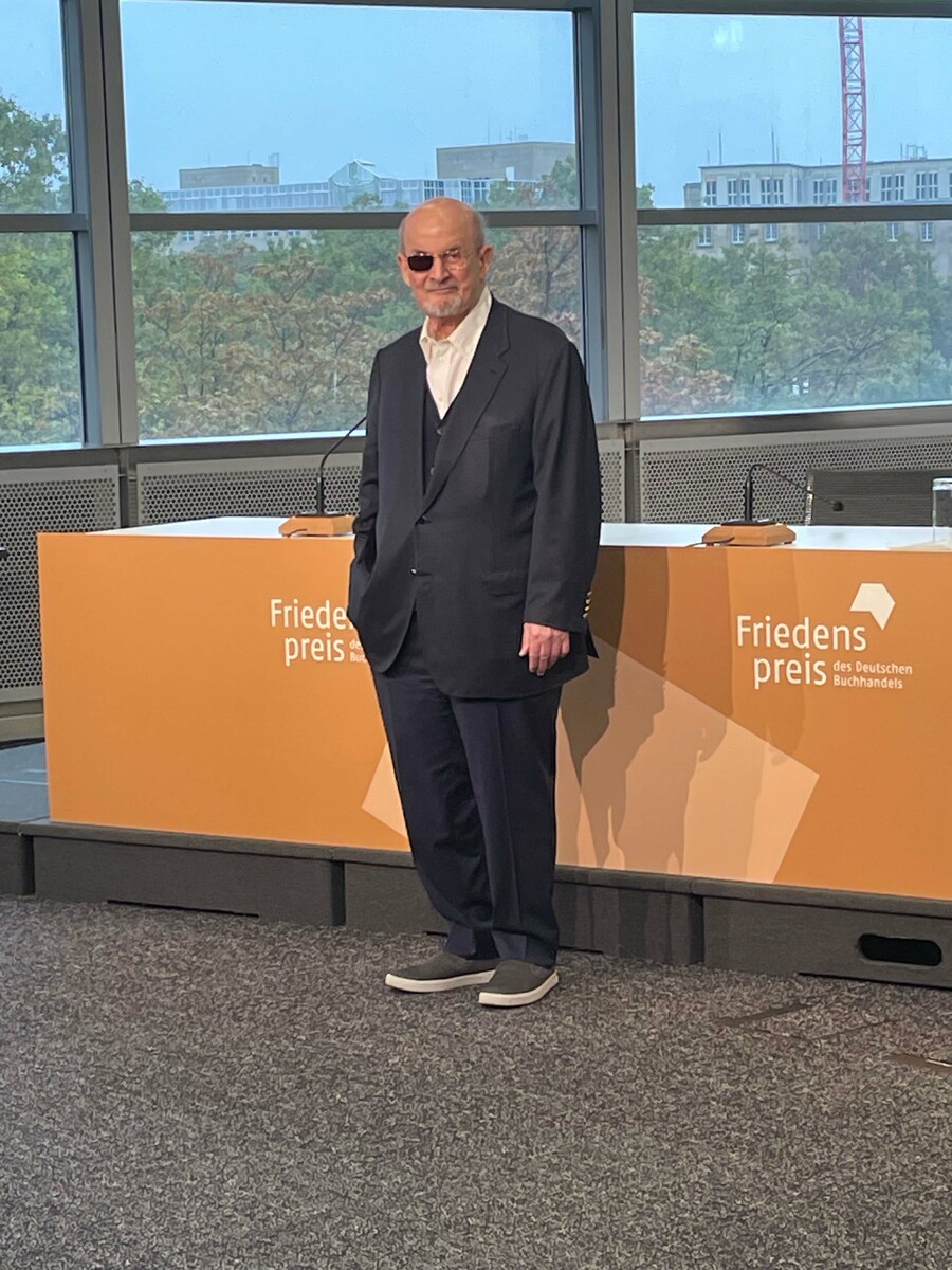 Rushdie passou a utilizar um óculos com a lente escura do lado direito | © Guilherme Sobota Rushdie passou a utilizar um óculos com a lente escura do lado direito | © Guilherme Sobota