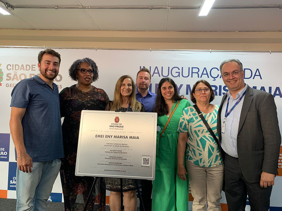 amília da Eny (Marcelo Bonel, Rafael Bonel, Carolina Maluf, Mônica Maluf), diretora da escola (Luisa Maria) e secretário de Educação (Fernando Padula) com a placa da escola amília da Eny (Marcelo Bonel, Rafael Bonel, Carolina Maluf, Mônica Maluf), diretora da escola (Luisa Maria) e secretário de Educação (Fernando Padula) com a placa da escola