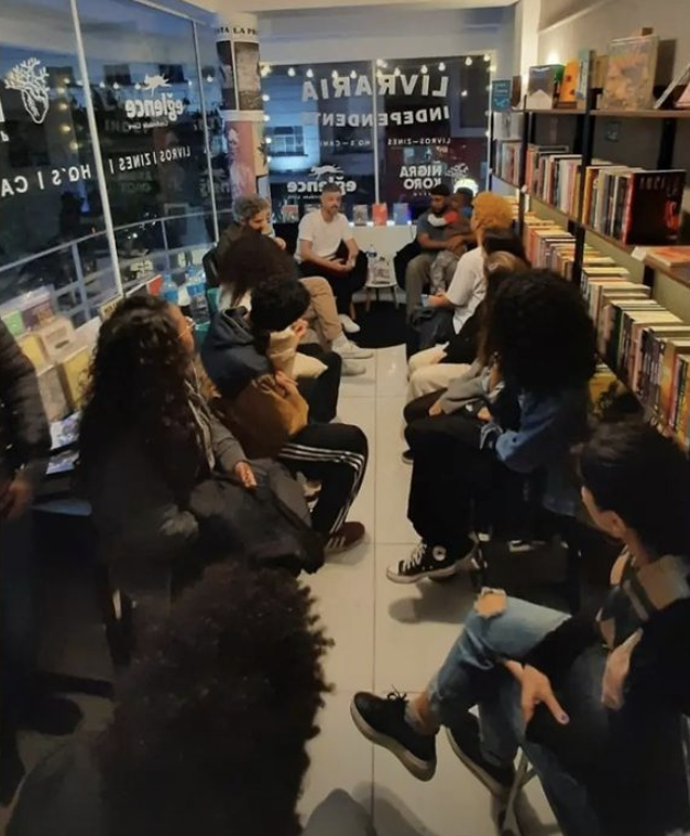 Evento na Livraria Nigra Koro Distro © Reprodução Evento na Livraria Nigra Koro Distro © Reprodução