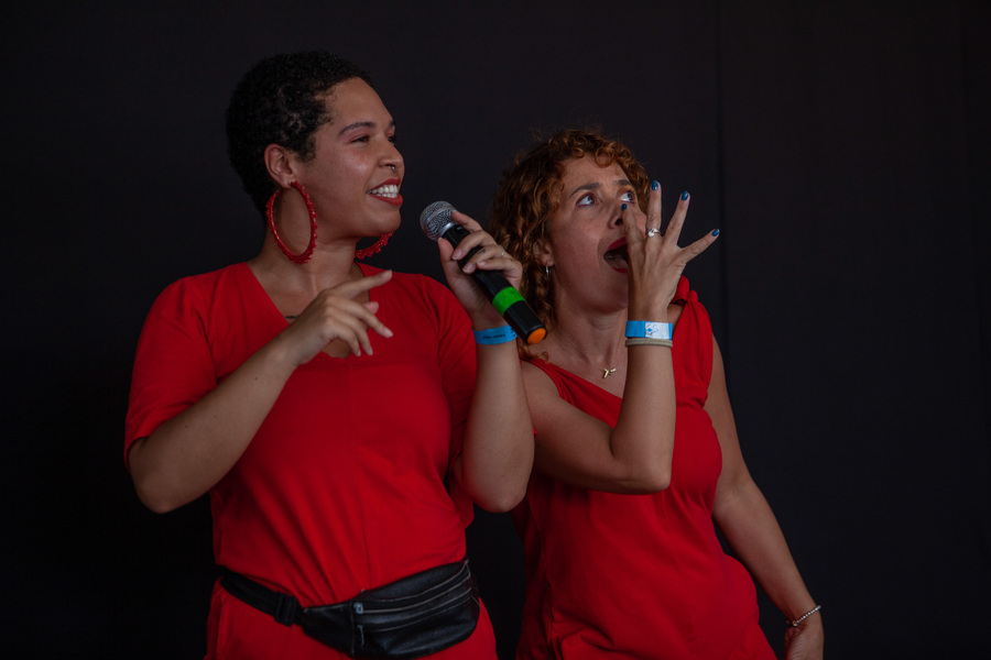 Cathy Moreira e Vic Oliveira, do Slam das Manas em Libras | © Zé Barretta Cathy Moreira e Vic Oliveira, do Slam das Manas em Libras | © Zé Barretta