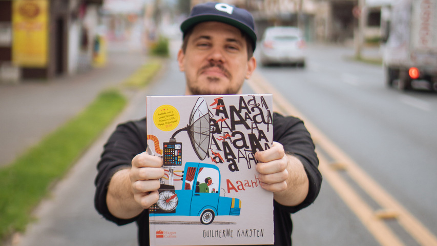 Guilherme Karsten com seu livro 'Aaahhh!' | © Divulgação