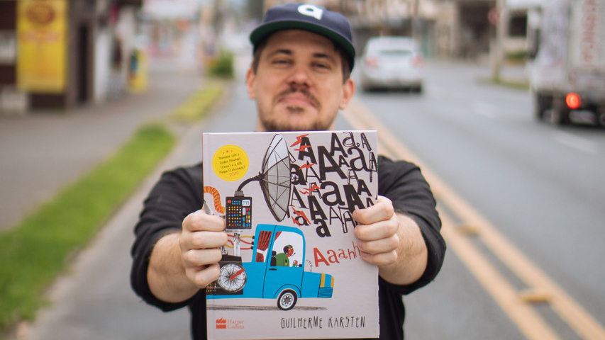 Guilherme Karsten com seu livro 'Aaahhh!' | © Divulgação Guilherme Karsten com seu livro 'Aaahhh!' | © Divulgação