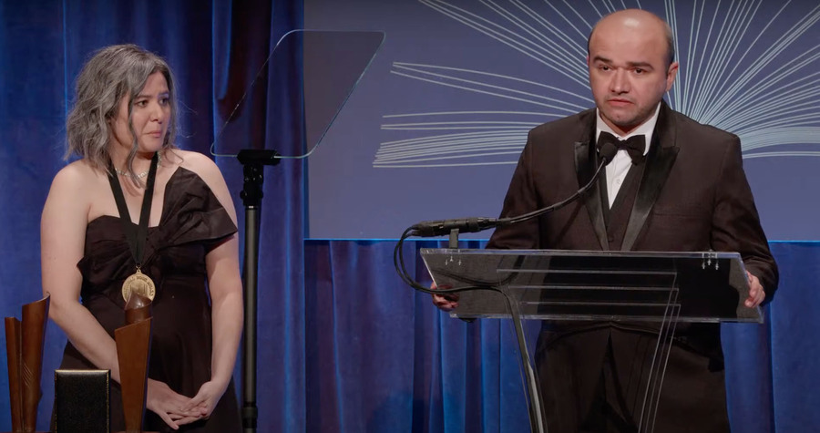 Bruna Dantas Lobato e Stênio Gardel na premiação do National Book Award | © NBA Bruna Dantas Lobato e Stênio Gardel na premiação do National Book Award | © NBA