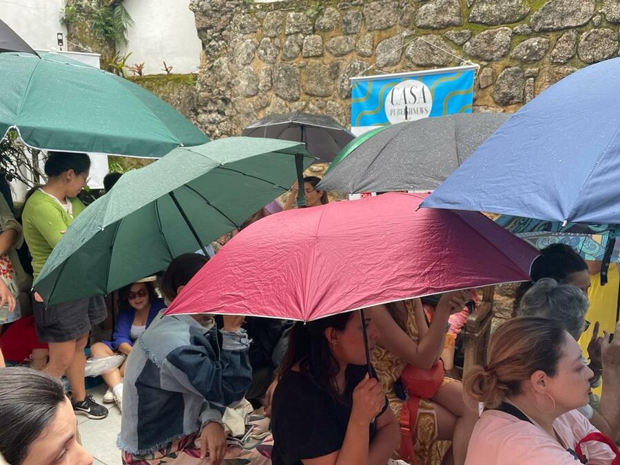 Leitores enfrentaram a chuva para ver seus autores favoritos na Casa PublishNews | &copy; PublishNews