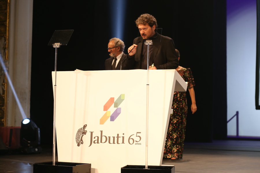 Fabrício Corsaletti na cerimônia do Prêmio Jabuti, após receber o prêmio de Livro do Ano | © CBL Fabrício Corsaletti na cerimônia do Prêmio Jabuti, após receber o prêmio de Livro do Ano | © CBL