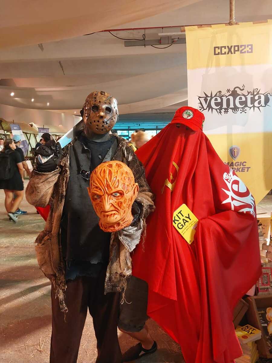 Cosplays dos personagens Jason e do 'fantasma do Comunismo' © Divulgação Cosplays dos personagens Jason e do 'fantasma do Comunismo' © Divulgação