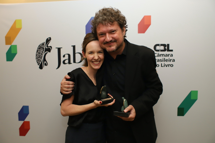 Alice Sant'Anna e Fabrício Corsaletti, nos bastidores do Prêmio Jabuti 2023 | © CBL Alice Sant'Anna e Fabrício Corsaletti, nos bastidores do Prêmio Jabuti 2023 | © CBL