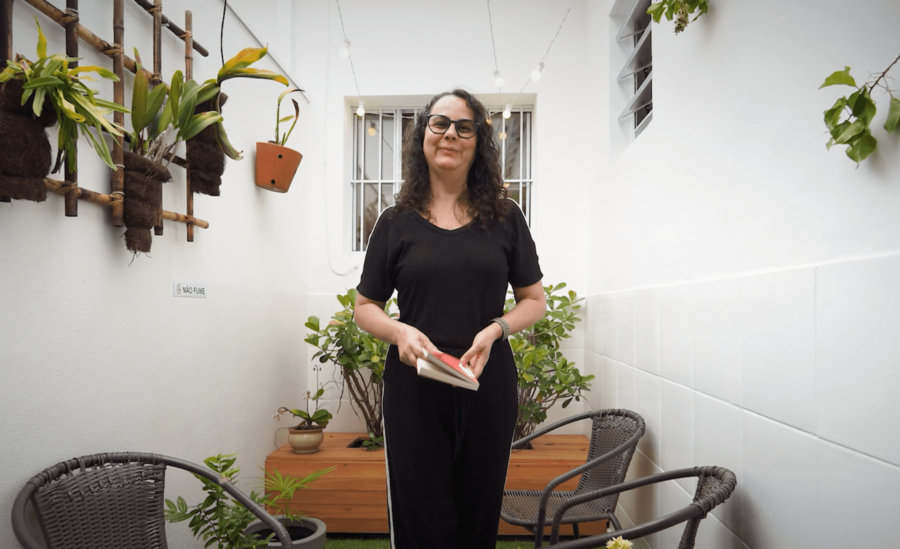 Arlete em um dos ambientes da Livraria Insulto | © Arquivo pessoal Arlete em um dos ambientes da Livraria Insulto | © Arquivo pessoal